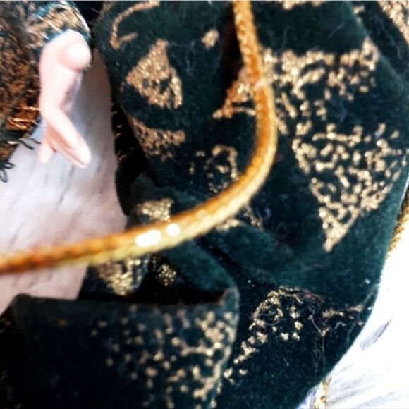 Vintage1 Ornament Porcelain Angel Velvet Brocade Robe Grapevine Wreath 7" - Picture 8 of 13